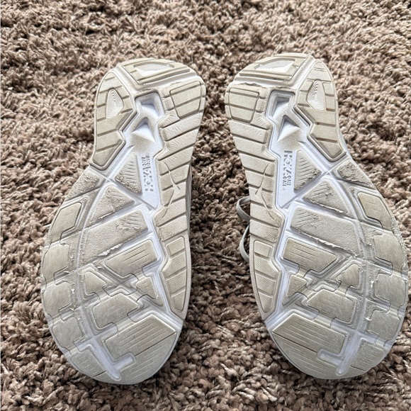 Hoka One One Arahi women’s size 9. Price is firm. - Picture 4 of 5